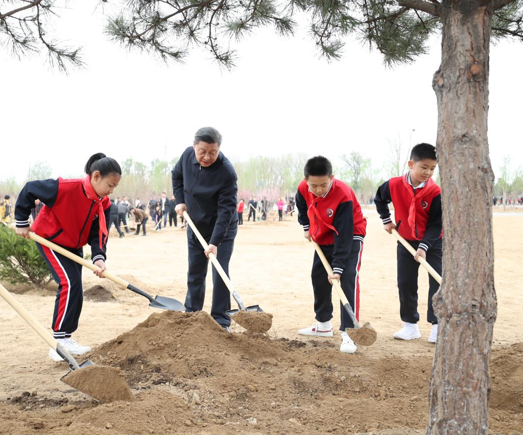 Xi Jinping souligne l'harmonie entre l'homme et la nature lors d'une activité de plantation d'arbres