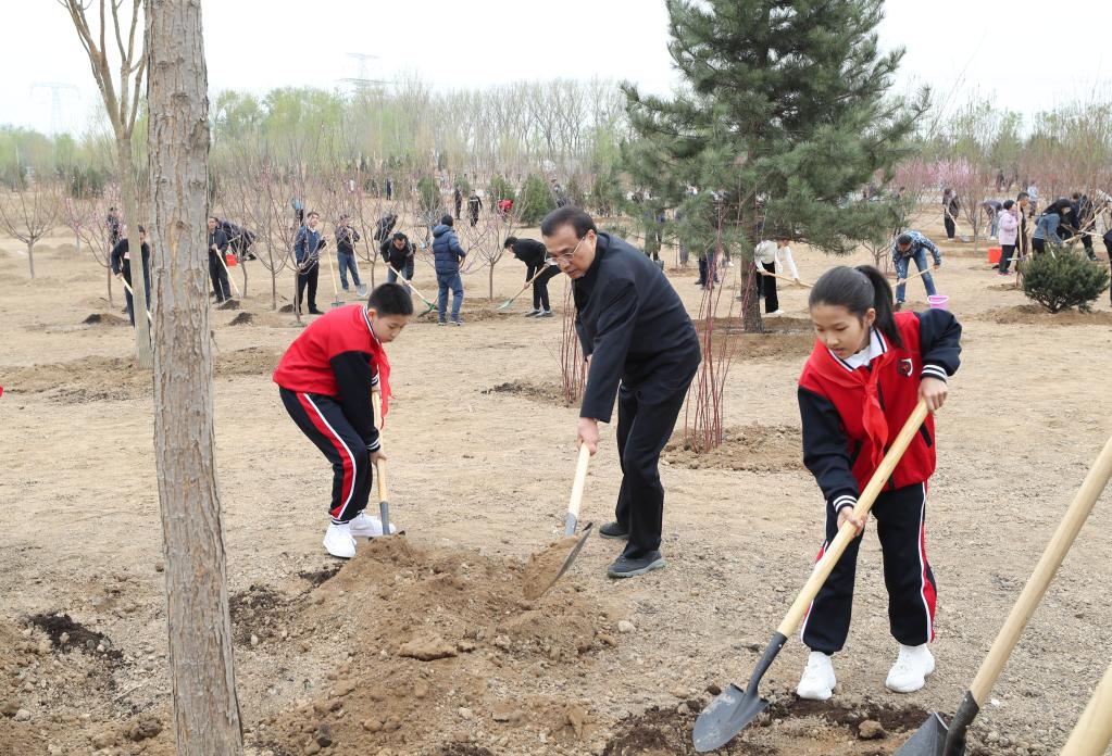 Xi Jinping souligne l'harmonie entre l'homme et la nature lors d'une activité de plantation d'arbres