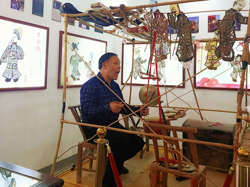 Un artiste du Hunan vit pour le théatre d'ombres chinoises