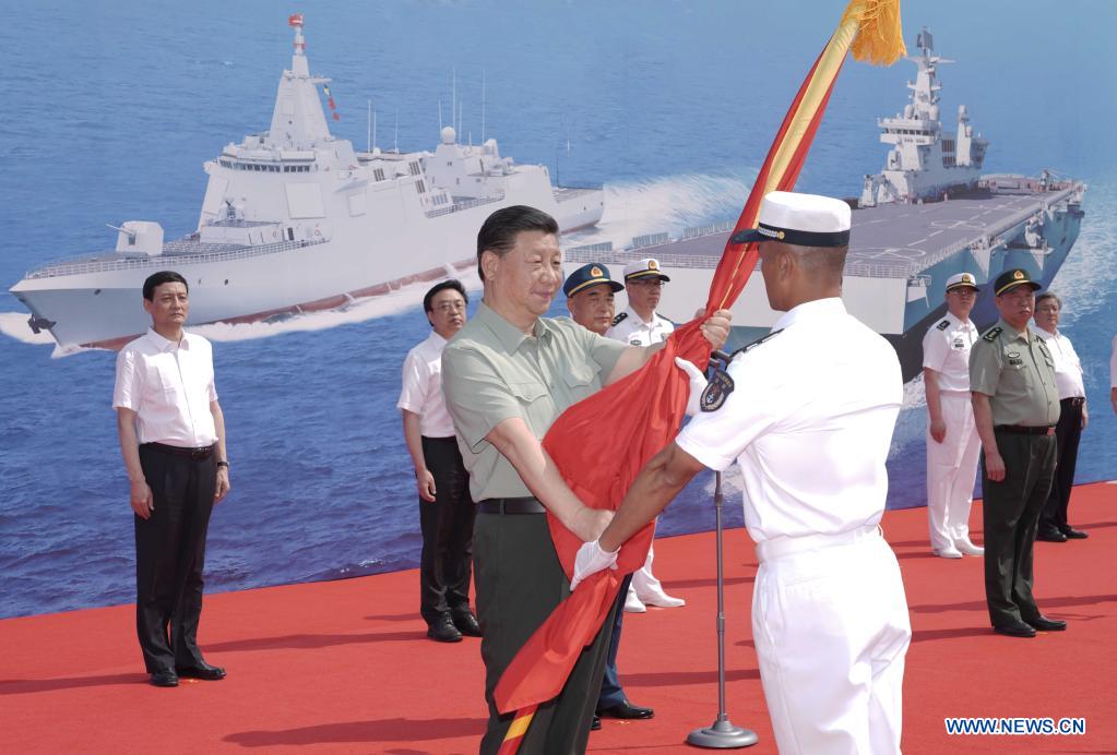 Xi Jinping assiste à une cérémonie de mise en service de navires militaires chinois