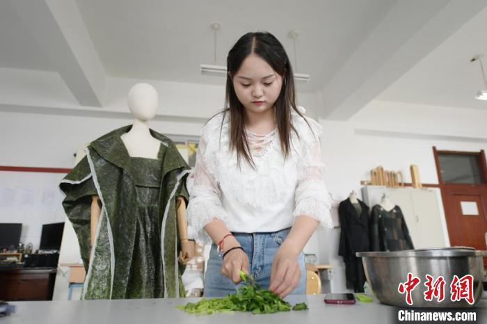 Une étudiante d'université du Jilin crée des vêtements comestibles