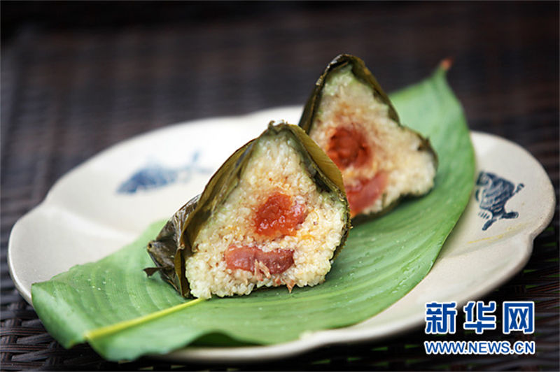 Un concours de fabrication de zongzi organisé dans le Guizhou