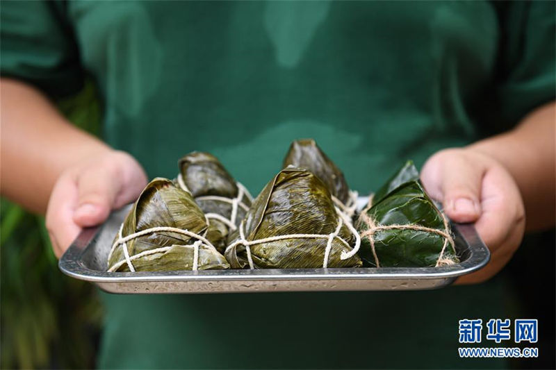 Un concours de fabrication de zongzi organisé dans le Guizhou