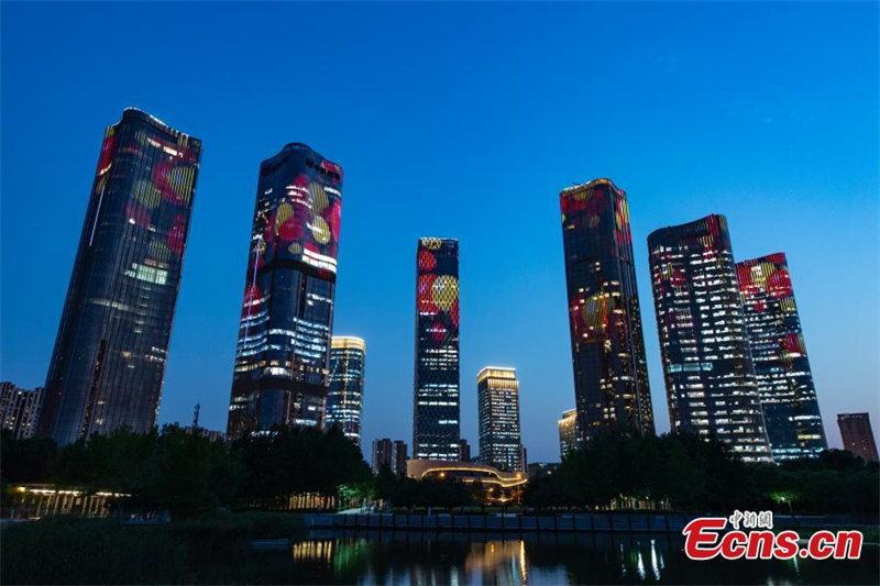 Des gratte-ciel de Beijing s'illuminent pour le 100e anniversaire du PCC du 1er juillet