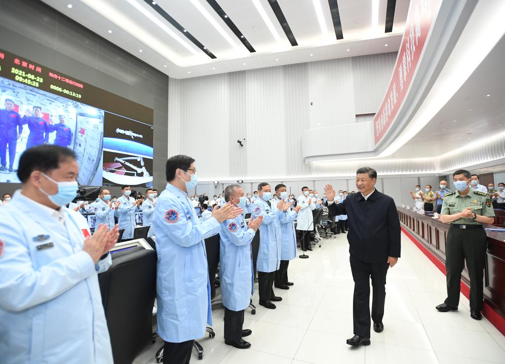 Xi Jinping parle avec les astronautes stationnés dans le module central de la station spatiale