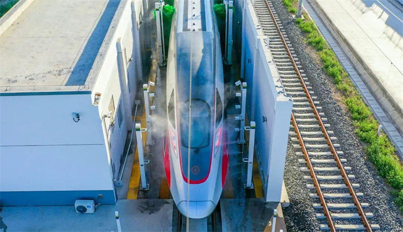 Cinq minutes pour ? prendre sa douche ?, le train à grande vitesse chinois va plus vite que vous !