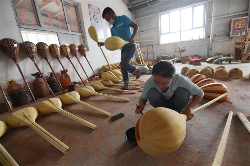 à la découverte du Xinjiang : les villageois bénéficient de revenus croissants grace aux instruments de musique