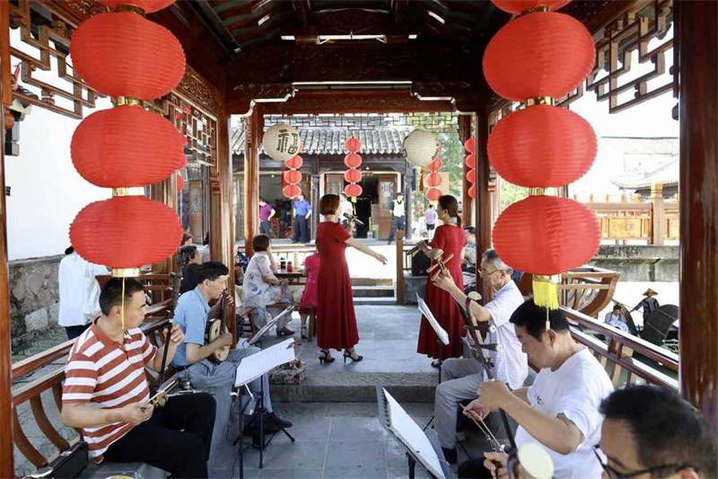 Un village ancien du Zhejiang accueille des touristes d'été