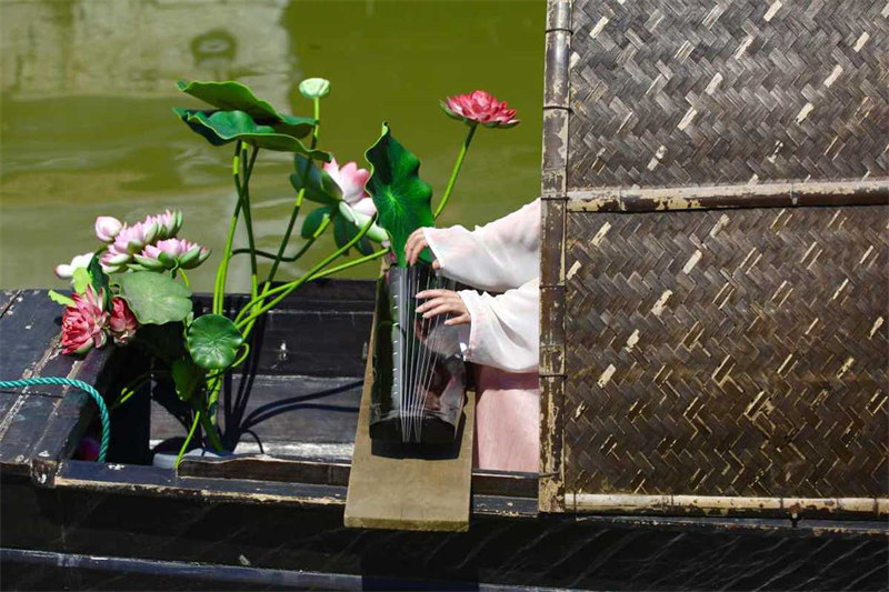 Un village ancien du Zhejiang accueille des touristes d'été