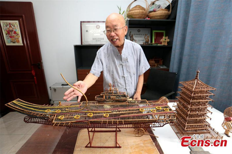 Un artisan chevronné enregistre l'histoire locale avec des maquettes en bambou