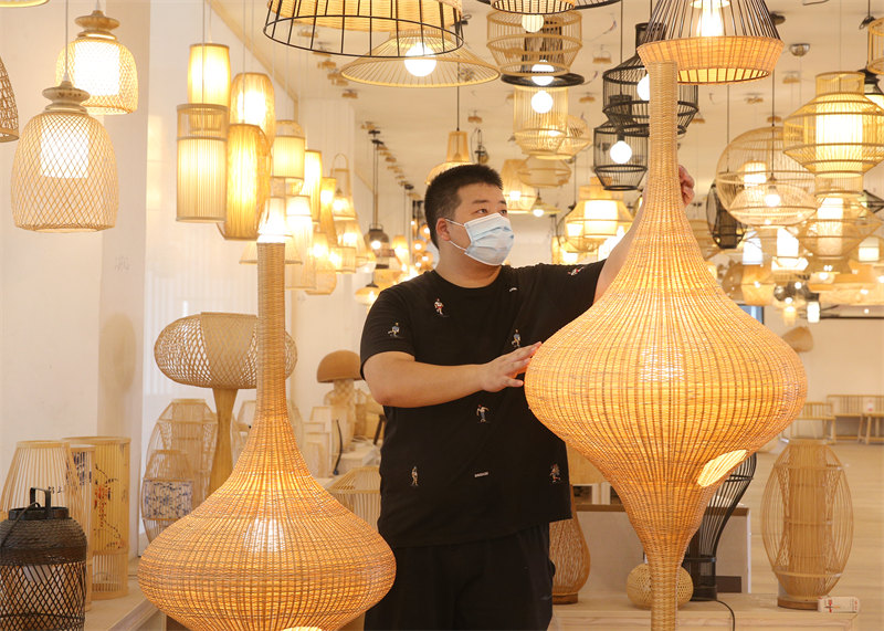 Zhejiang : les lampes en bambou de Huzhou se vendent bien à l'étranger