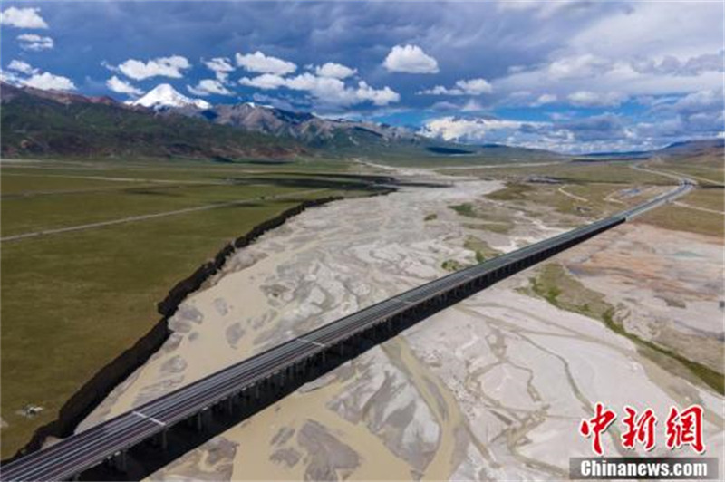 La section Naqu-Lhassa de l'autoroute G6 Beijing-Tibet, la plus haute autoroute du monde, ouverte à la circulation