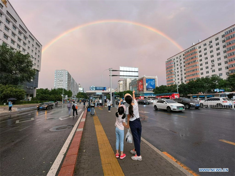 Un double arc-en-ciel appara?t dans le ciel de Beijing après la pluie