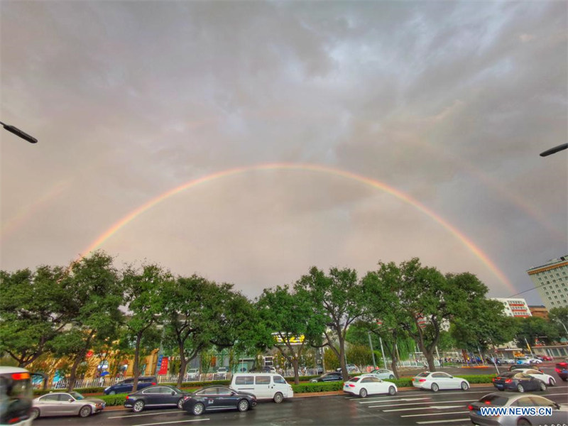 Un double arc-en-ciel appara?t dans le ciel de Beijing après la pluie