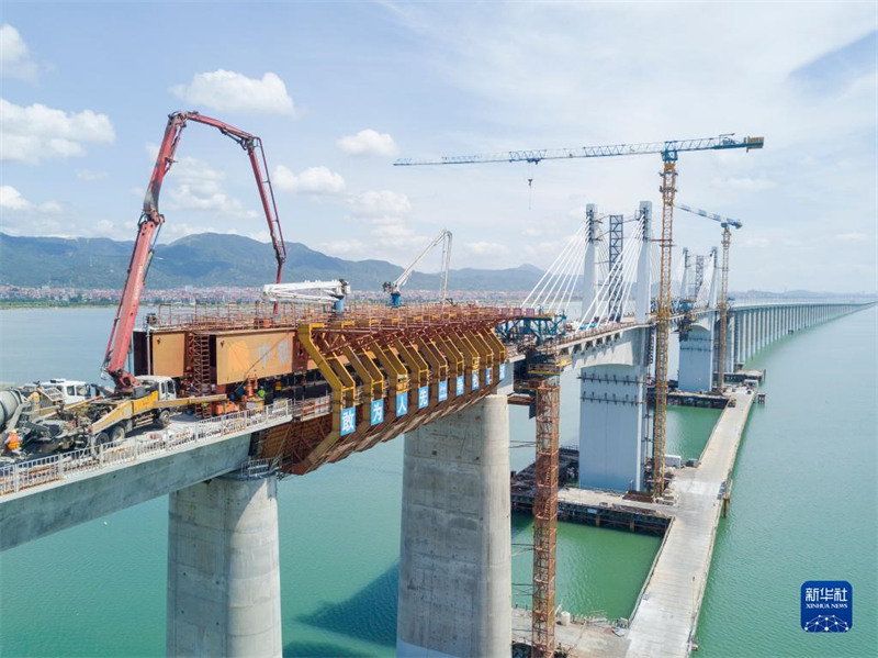 Le coffrage mobile de train à grande vitesse de la plus grande portée de la Chine est sur le point d'achever la première pose de poutres offshore