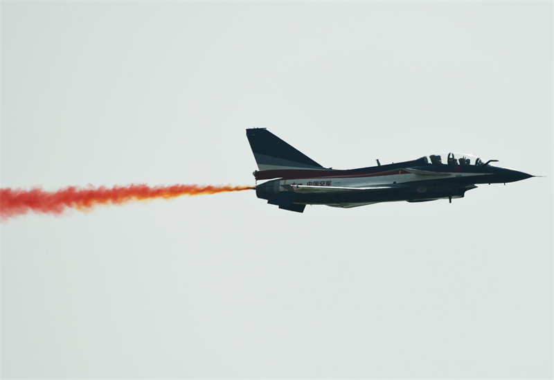 L'équipe de voltige aérienne ? 1er ao?t ? donne un spectacle lors du 13e Salon international d'aviation et d'aérospatiale de Chine