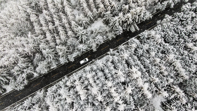 L'air hivernal transforme le paysage du Gansu en paysage de neige