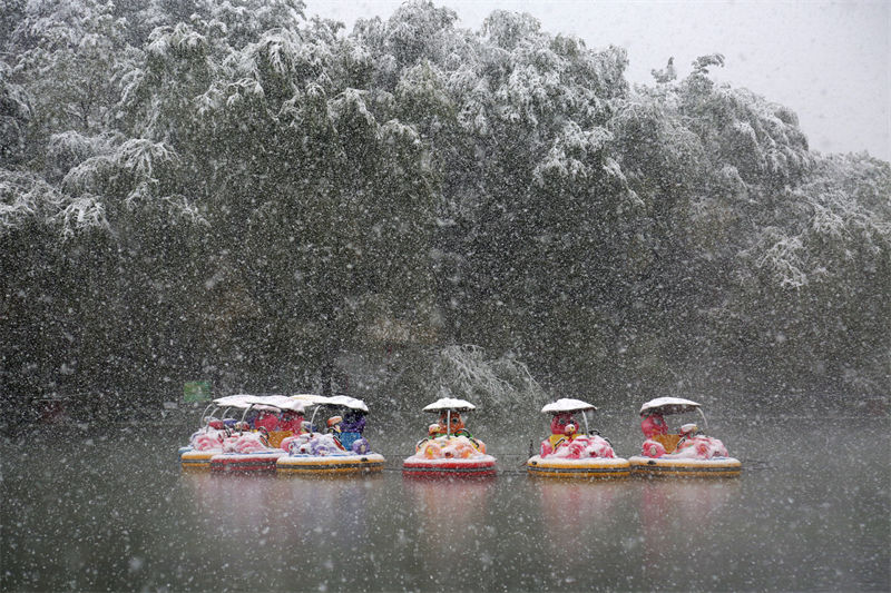 L'air hivernal transforme le paysage du Gansu en paysage de neige