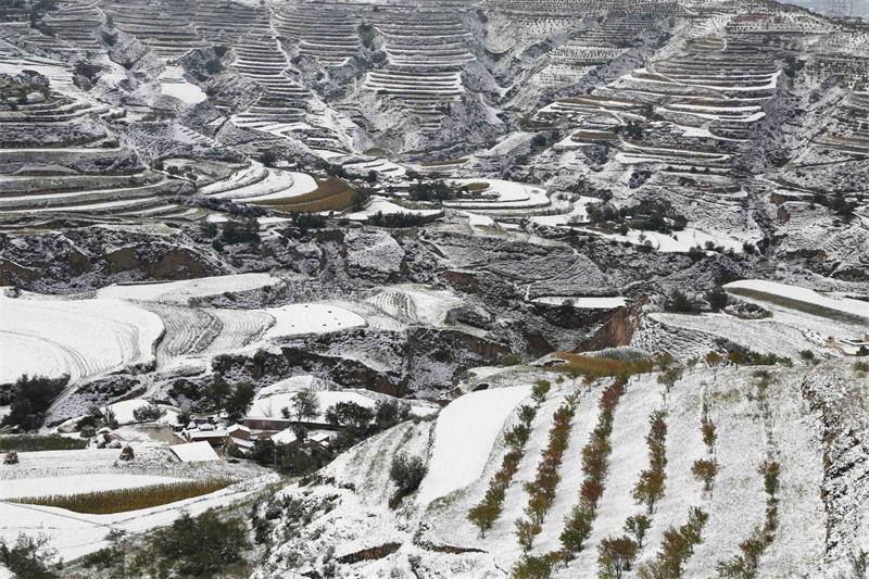 L'air hivernal transforme le paysage du Gansu en paysage de neige