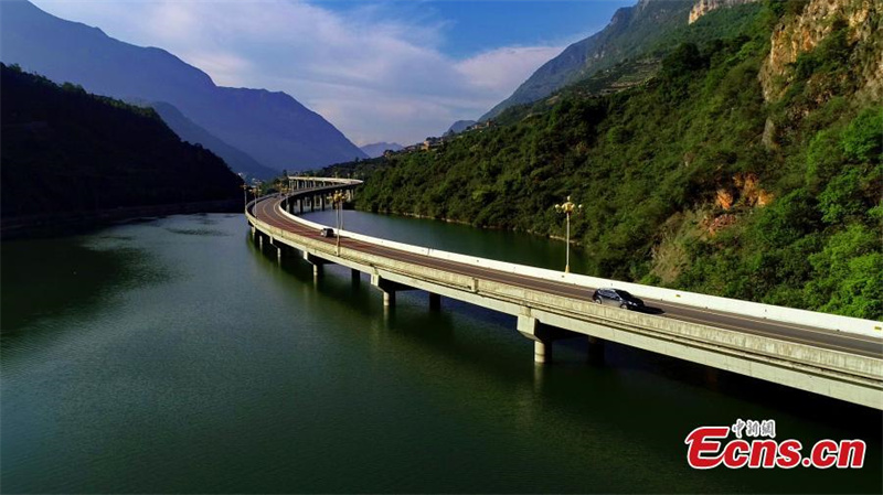 Les paysages d'automne pittoresques de l'autoroute de Guzhao, dans la province du Hubei