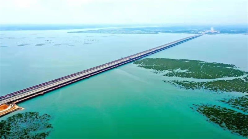 Le plus long pont maritime du Guangxi achevé et ouvert à la circulation