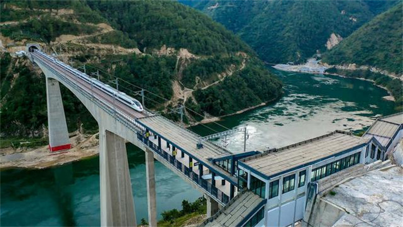 Une nouvelle gare ferroviaire facilite l'accès aux villes des campagnes du Yunnan