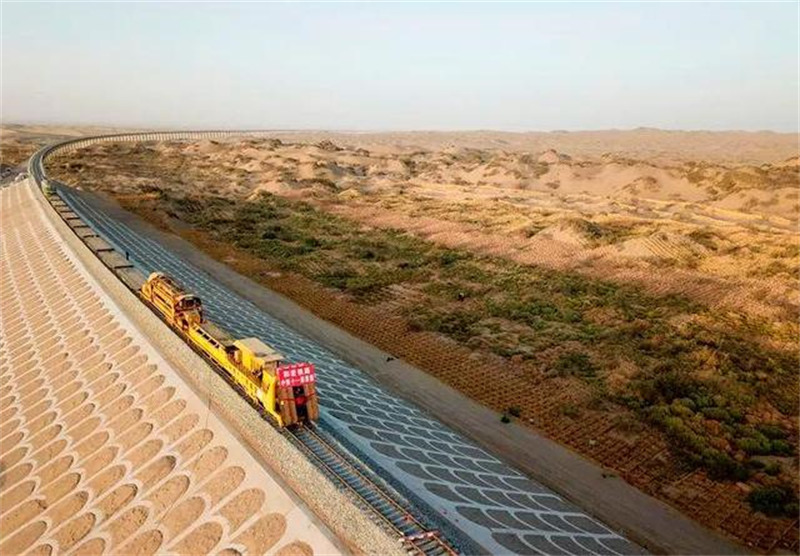 Le désert du Taklamakan ? encerclé ? par le rail