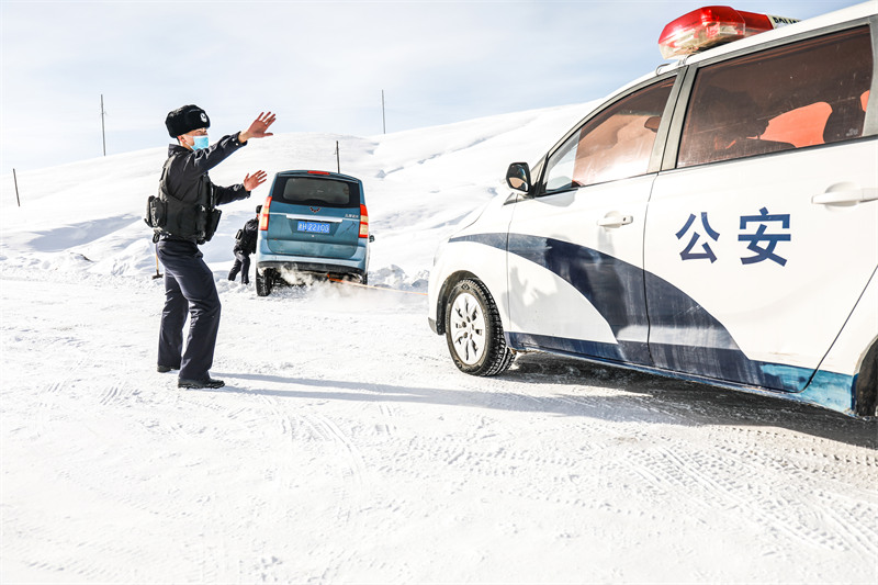 Un sauvetage de voiture dans la neige à Fuyun, dans le Xinjiang