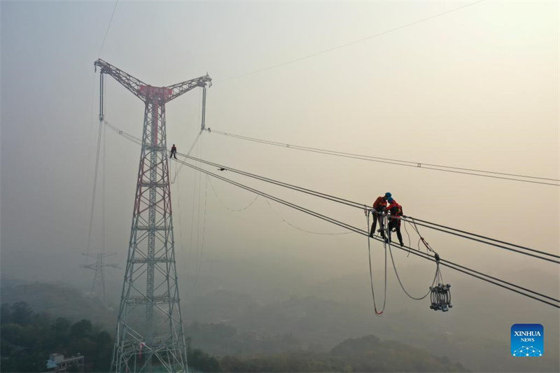 Des ? Spider-Men ? travaillent pour un projet de transmission d'électricité à Chongqing