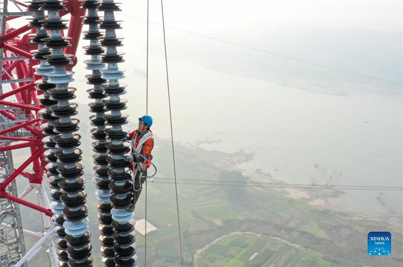 Des ? Spider-Men ? travaillent pour un projet de transmission d'électricité à Chongqing