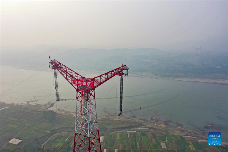 Des ? Spider-Men ? travaillent pour un projet de transmission d'électricité à Chongqing