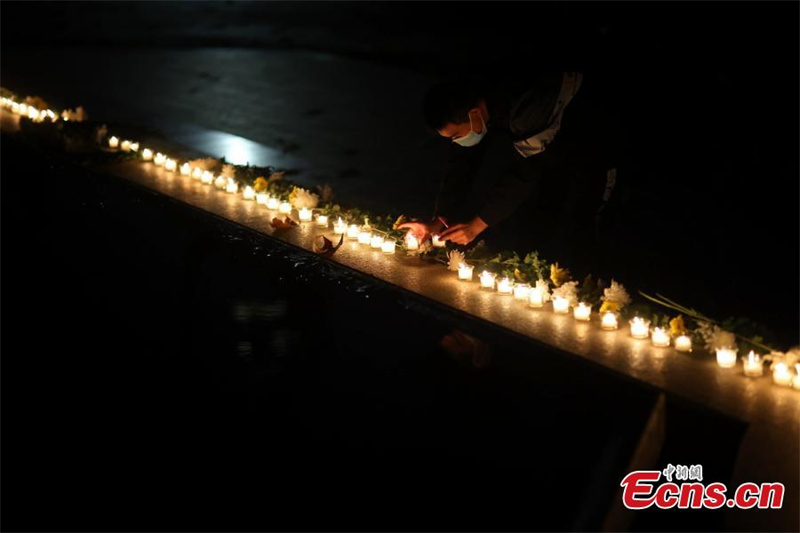 Nanjing : les étudiants rendent hommage aux victimes du massacre de 1937