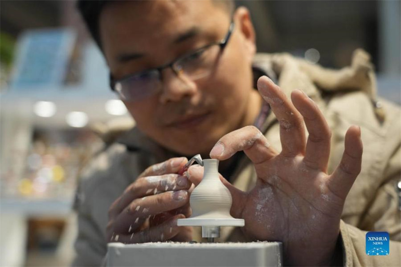 Jingdezhen : un artisan dédié à la céramique miniature