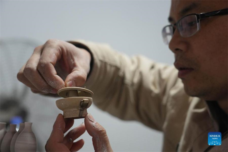 Jingdezhen : un artisan dédié à la céramique miniature