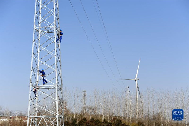 Un groupe de personnes ? chasse le vent ? le long d'une ligne d'énergie verte