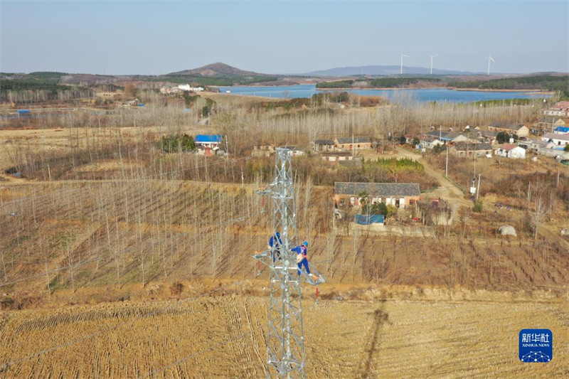 Un groupe de personnes ? chasse le vent ? le long d'une ligne d'énergie verte