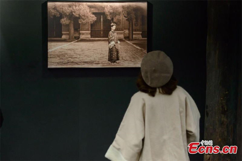 Une exposition de costumes traditionnels attire les visiteurs à Chongqing