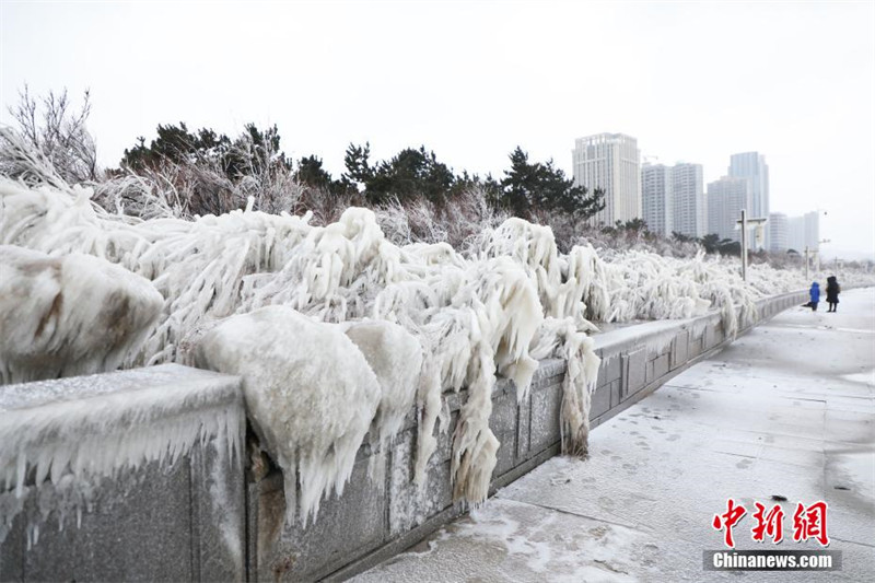 Shandong : à Weihai, le paysage de glace ressemble à un ? monde de glace et de neige ?