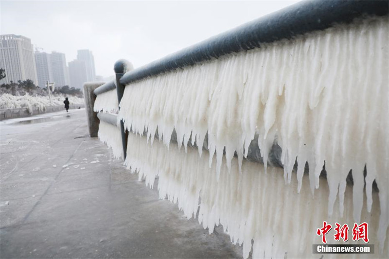 Shandong : à Weihai, le paysage de glace ressemble à un ? monde de glace et de neige ?