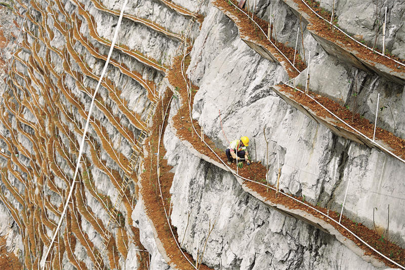 à Liuzhou dans le Guangxi, on gravit ? l'échelle céleste ? pour reverdir une montagne