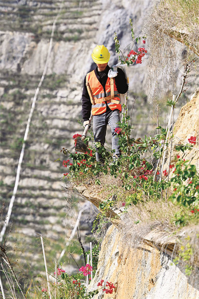 à Liuzhou dans le Guangxi, on gravit ? l'échelle céleste ? pour reverdir une montagne