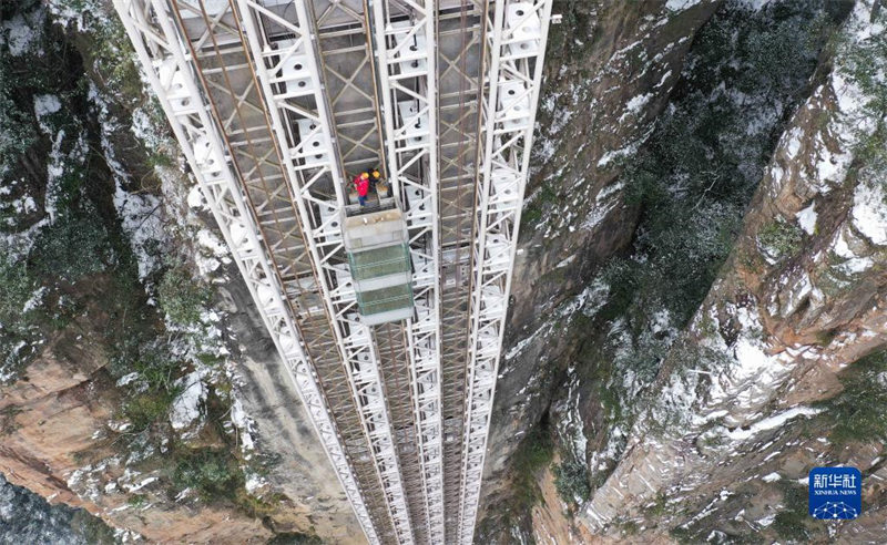 Une inspection de téléphérique à haute altitude sous la neige et la glace à Zhangjiajie