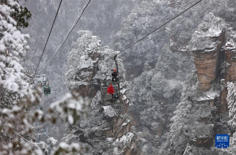 Une inspection de téléphérique à haute altitude sous la neige et la glace à Zhangjiajie