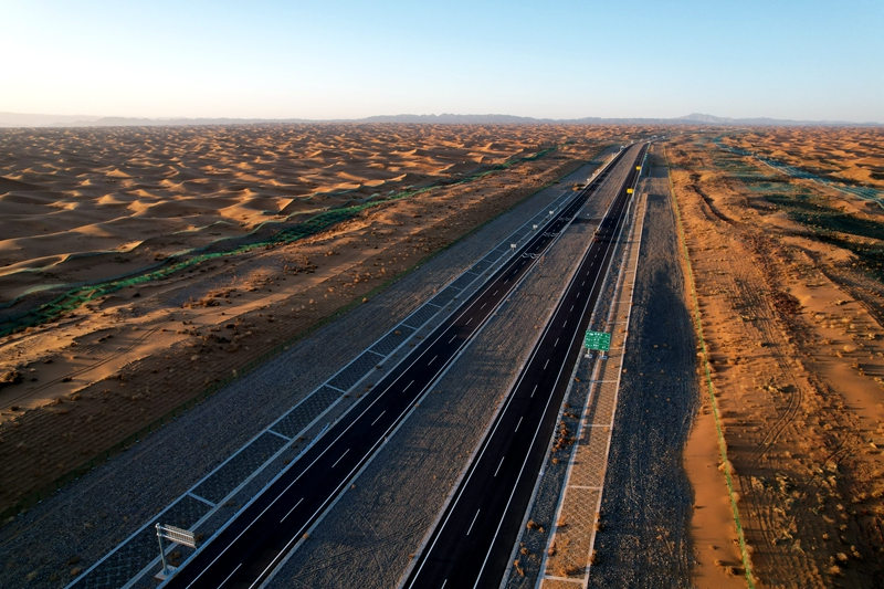 La première autoroute du désert de la région autonome du Ningxia ouverte à la circulation