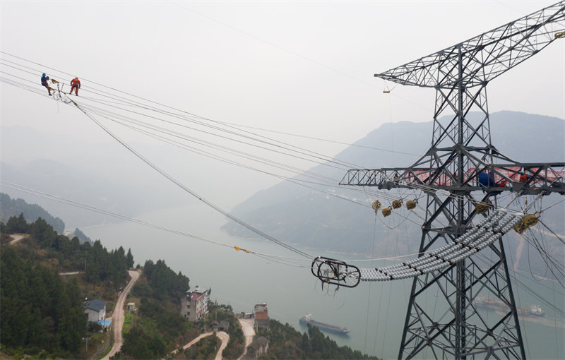 Hubei : la construction de la ligne électrique à ultra haute tension Baihetan-Jiangsu se poursuit