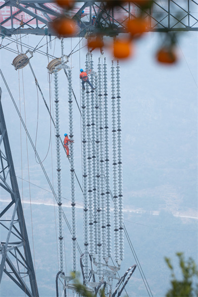 Hubei : la construction de la ligne électrique à ultra haute tension Baihetan-Jiangsu se poursuit