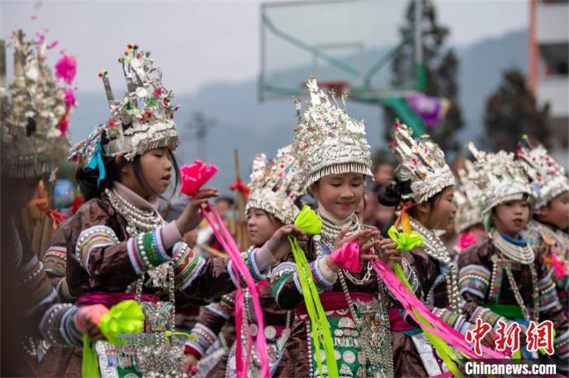 En photos : des enfants perpétuent avec ardeur la danse traditionnelle Lusheng du Guizhou