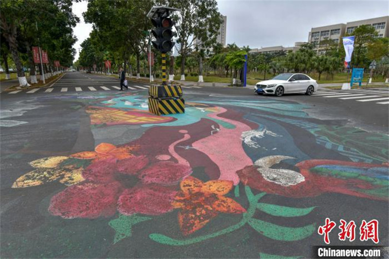 Une peinture 3D ? Bonjour, la forêt tropicale humide ? dévoilée sur le campus de l'Université de Hainan