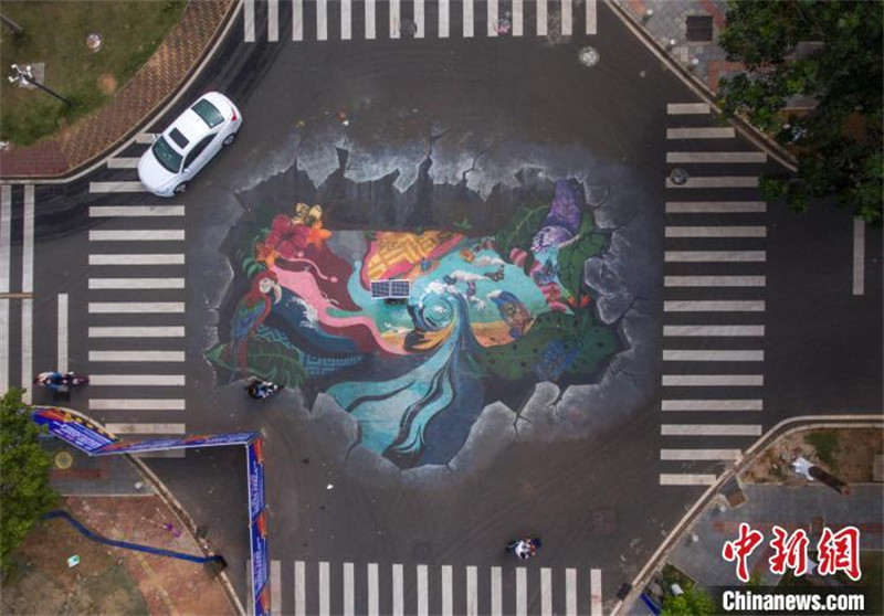 Une peinture 3D ? Bonjour, la forêt tropicale humide ? dévoilée sur le campus de l'Université de Hainan