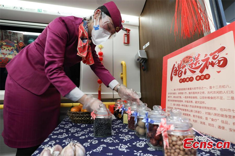 Des passagers célèbrent le Festival Laba à bord d'un train à grande vitesse